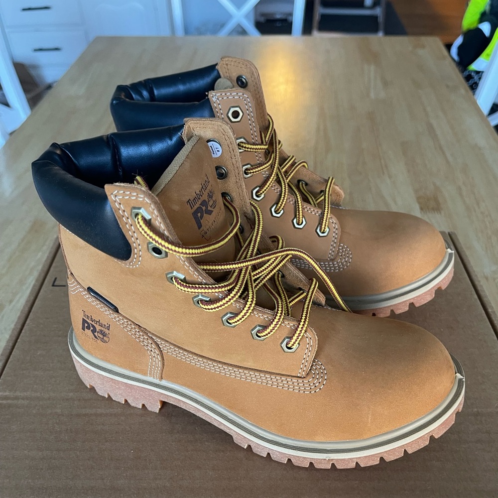 Timberland Pro - Women’s sz 7 - steel toe - tan. NWT, never worn.